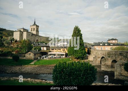 Molinaseca è un villaggio e un comune situato nella regione di El Bierzo, Leon, Spagna - May 2023. Foto di alta qualità Foto Stock