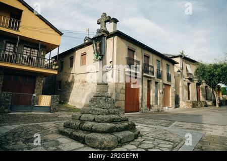 Molinaseca è un villaggio e un comune situato nella regione di El Bierzo, Leon, Spagna - May 2023. Foto di alta qualità Foto Stock