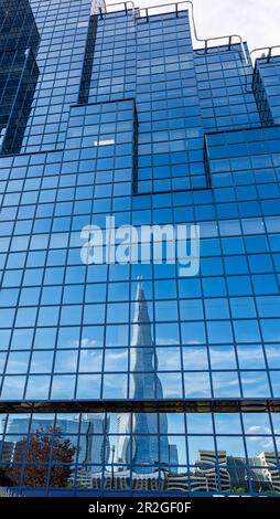 Reflection of the Shard dal North Bank Building di Londra Foto Stock