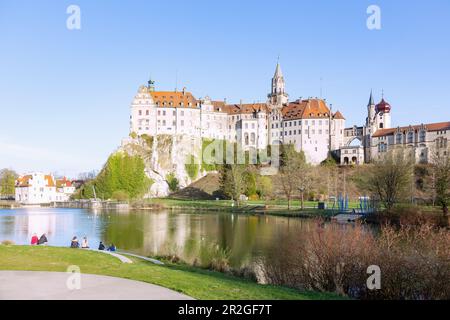 Castello di Hohenzollern Sigmaringen con riflessione dell'acqua nel Danubio, Alb Svevo nel Baden-Württemberg, Germania Foto Stock