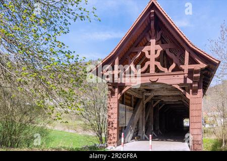 Beuron, storico ponte in legno sul Danubio al Monastero di Beuron, Parco Naturale dell'Alto Danubio nel Giura Svevo, Baden-Württemberg, Germania Foto Stock