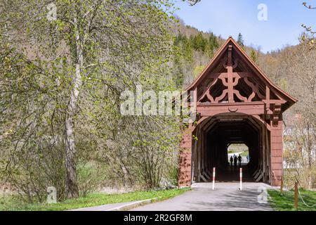 Beuron, storico ponte in legno sul Danubio al Monastero di Beuron, Parco Naturale dell'Alto Danubio nel Giura Svevo, Baden-Württemberg, Germania Foto Stock