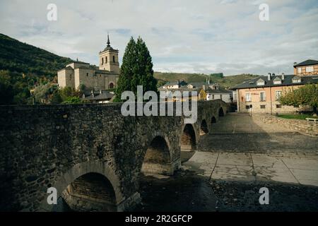 Molinaseca è un villaggio e un comune situato nella regione di El Bierzo, Leon, Spagna - May 2023. Foto di alta qualità Foto Stock