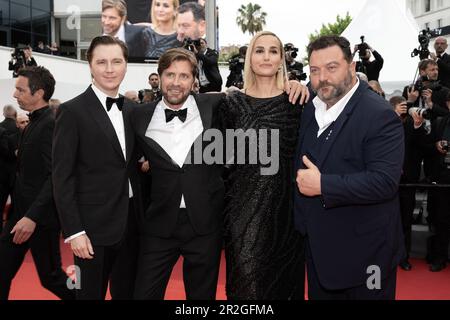 Cannes, Francia. 19th maggio, 2023. I membri della Giuria Denis Ménochet, Julia Ducournau, presidente della Giuria Ruben Östlund, e Paul Dano partecipano al tappeto rosso della zona di interesse al 76th° festival annuale di Cannes al Palais des Festivals il 18 maggio 2023 a Cannes. Photo by David Niviere/ABACAPRESS.COM Credit: Abaca Press/Alamy Live News Foto Stock