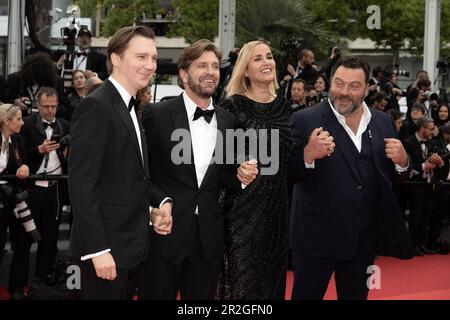 Cannes, Francia. 19th maggio, 2023. I membri della Giuria Denis Ménochet, Julia Ducournau, presidente della Giuria Ruben Östlund, e Paul Dano partecipano al tappeto rosso della zona di interesse al 76th° festival annuale di Cannes al Palais des Festivals il 18 maggio 2023 a Cannes. Photo by David Niviere/ABACAPRESS.COM Credit: Abaca Press/Alamy Live News Foto Stock