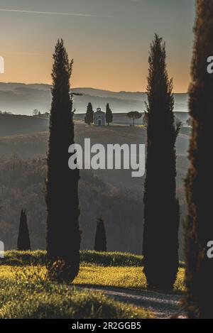 La Cappella della Madonna di Vitaleta, Paesaggio nei pressi di Pienza, Val d'Orcia, Provincia di Siena, Toscana, Italia, Patrimonio Mondiale dell'UNESCO, Europa Foto Stock