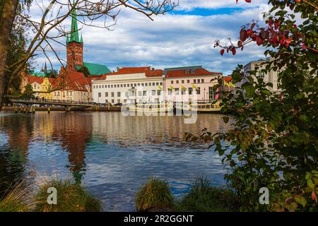 Vista sull'Accademia musicale e sul fiume trave nella città anseatica di Lübeck. Schlewsig-Holstein, Germania, Europa Foto Stock