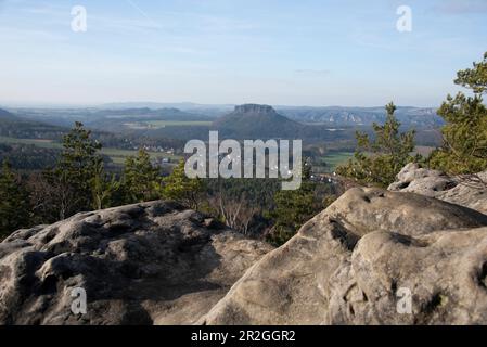 Vista sul monte Lilienstein, vista dal Papststein, montagne di arenaria dell'Elba, Gohrisch, Sassonia, Germania Foto Stock