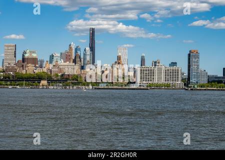 Skyline di Brooklyn, compresa la superalta Brooklyn Tower vista dal traghetto di Staten Island nel porto di New York, 2023, New York City, USA Foto Stock