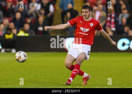 Liam Kitching #5 di Barnsley passa la palla durante la partita di Play-off della Sky Bet League 1 Barnsley vs Bolton Wanderers a Oakwell, Barnsley, Regno Unito, 19th maggio 2023 (Foto di Craig Thomas/News Images) Foto Stock