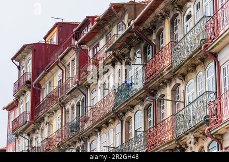 Facciate colorate casa con balconi a Porto, Portogallo Foto Stock