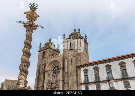 La cattedrale di sé e la colonna Pelourinho a Porto, Portogallo Foto Stock