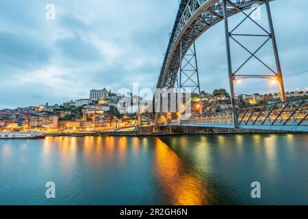 Dom Luís i Ponte ad arco a graticcio sul fiume Douro e storico centro storico di notte a Porto, in Portogallo Foto Stock