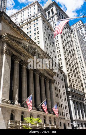 La parte anteriore della Borsa di New York è decorata con bandiere americane, 2023, New York City, USA Foto Stock