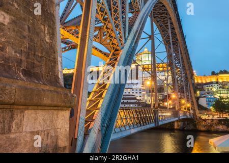 Ponte Luís i e monastero di Mosteiro da Serra do Pilar di notte a Porto, Portogallo Foto Stock