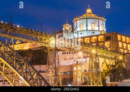 Ponte Luís i e monastero di Mosteiro da Serra do Pilar di notte a Porto, Portogallo Foto Stock