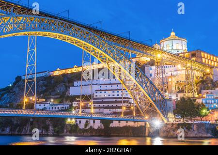 Ponte Luís i e monastero di Mosteiro da Serra do Pilar di notte a Porto, Portogallo Foto Stock