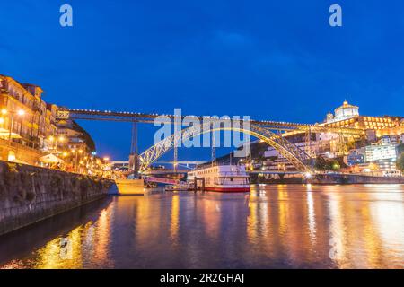 Ponte Luís i e monastero di Mosteiro da Serra do Pilar di notte a Porto, Portogallo Foto Stock