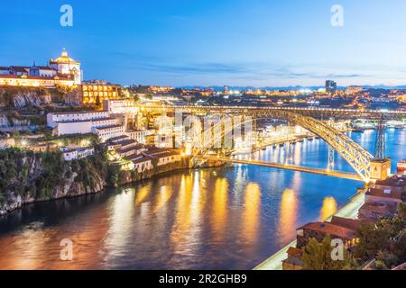 Ponte Luís i e monastero di Mosteiro da Serra do Pilar di notte a Porto, Portogallo Foto Stock