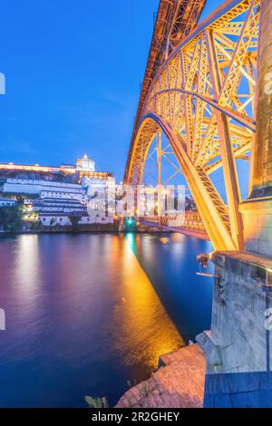 Ponte Luís i e monastero di Mosteiro da Serra do Pilar di notte a Porto, Portogallo Foto Stock