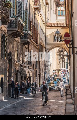 Il Corridoio Vasariano è un passaggio pedonale coperto al Ponte Vecchio sul fiume Arno, Firenze, Toscana, Italia, Europa Foto Stock