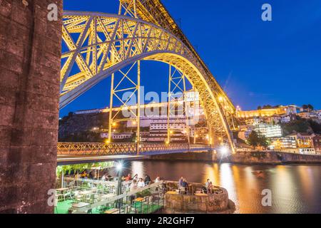 Ponte Luís i e monastero di Mosteiro da Serra do Pilar di notte a Porto, Portogallo Foto Stock