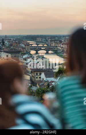 Vista su Firenze al tramonto, gente che gode della vista, panorama della città di Firenze da Piazzale Michelangelo, Toscana, Italia, Europa Foto Stock
