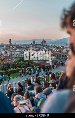 Coppia amorevole, vista su Firenze al tramonto, gente che gode della vista dal caffè/ristorante, panorama della città di Firenze da Piazzale Michelangelo, Tus Foto Stock