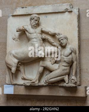 Metope del Partenone greco nel British Museum di Londra Foto Stock