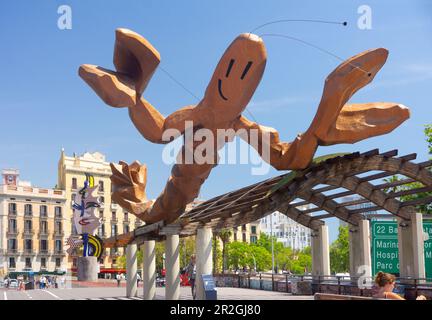 La statua dell'aragosta in fibra di vetro è stata progettata e costruita dall'artista spagnolo Javier Mariscal. Sul viale accanto al Porto Vecchio. Barcellona, Spagna. Foto Stock