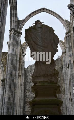 Museo Archeologico di Carmo. Fondata nel 1864 da Joaquim Possidonio da Silva (1806-1896), è ospitata nelle rovine dell'ex Convento di Carmo (Convento do Carmo), il più importante tempio gotico della città fino a quando non fu distrutta da un terremoto nel 1755. Particolare architettonico che mostra i resti del convento e il retro della statua di San Giovanni di Nepomuk. Lisbona, Portogallo. Foto Stock