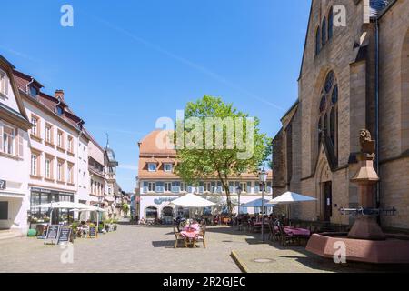 Piazza del mercato con la chiesa del mercato, fontana del mercato, caffè e una vista sulla strada del mercato a Bad Bergzabern, Renania-Palatinato, Germania Foto Stock