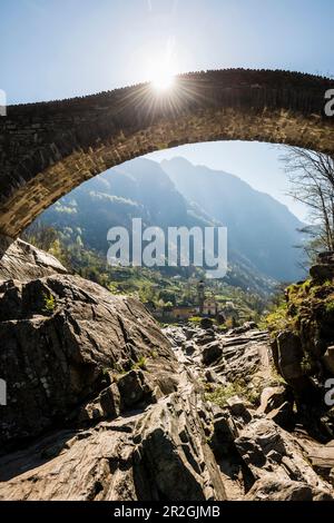 Antico ponte romano Ponte dei sali su Verzasca, Lavertezzo, Val Verzasca, Valle Verzasca, Canton Ticino, Svizzera Foto Stock