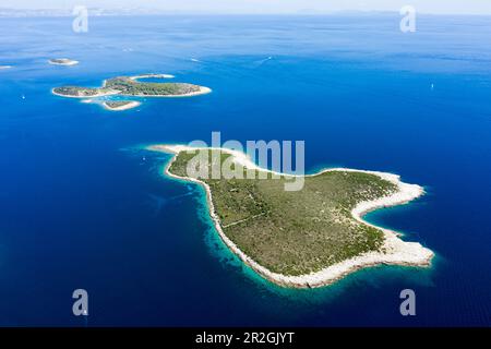 Isole Ravnik e Budikovac sulla costa meridionale di Vis, Mar Mediterraneo, Croazia Foto Stock