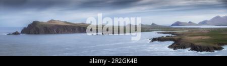 Panorama della costa a Dingle Peninsula. Vista da Clogher Head. Graigue, Dunurlin, Contea di Kerry, Irlanda. Foto Stock