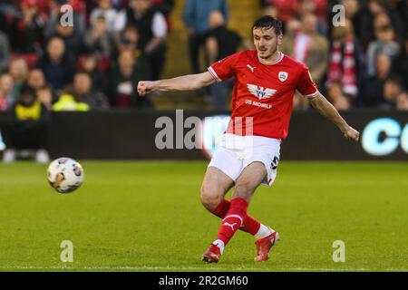 Liam Kitching #5 di Barnsley passa la palla durante la partita Play-off della Sky Bet League 1 Barnsley vs Bolton Wanderers a Oakwell, Barnsley, Regno Unito, 19th maggio 2023 (Foto di Craig Thomas/News Images) in, il 5/19/2023. (Foto di Craig Thomas/News Images/Sipa USA) Credit: Sipa USA/Alamy Live News Foto Stock