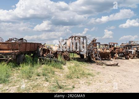 Vista delle distruzioni di attrezzature agricole della fattoria Pershe Travnia del villaggio Velyka Oleksandrivka della regione di Kherson visto il 19 maggio 2023 dopo la liberazione dall'invasione russa Foto Stock