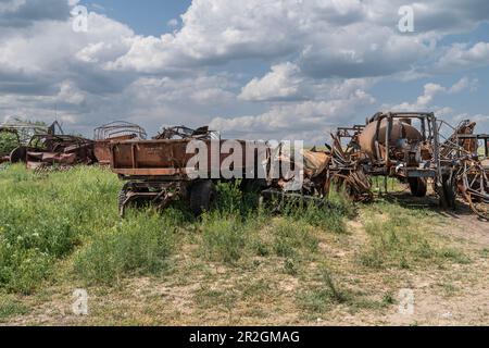 Vista delle distruzioni di attrezzature agricole della fattoria Pershe Travnia del villaggio Velyka Oleksandrivka della regione di Kherson visto il 19 maggio 2023 dopo la liberazione dall'invasione russa Foto Stock