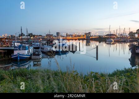 Case galleggianti di Schellingwouderdijk, Oranjeschleusen, crepuscolo, Amsterdam, Olanda del Nord, Paesi Bassi Foto Stock