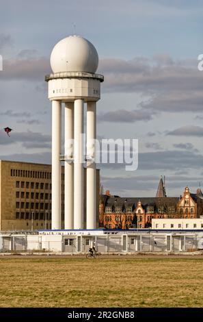 Tempelhofer Feld, torre radar dell'ex aeroporto di Berlino-Tempelhof, contenitori vuoti per i richiedenti asilo, Berlino, Germania, Europa Foto Stock