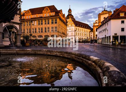 Vista dalla fontana di fronte al municipio verso la Marktkirche e il Theodorianum a Paderborn, Renania settentrionale-Vestfalia, Germania Foto Stock