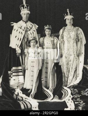 GIORGIO VI in Coronation vesti nel 1936 con la regina Elisabetta Bowes-Lyon e le loro figlie Elisabetta a destra e Margaret Foto Stock