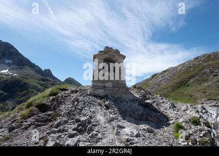 Marterl sul Mädelegabel, confine tra Germania e Austria, sentiero escursionistico europeo a lunga percorrenza E5, attraversando le Alpi, Holzgau, Tirolo, Austria Foto Stock