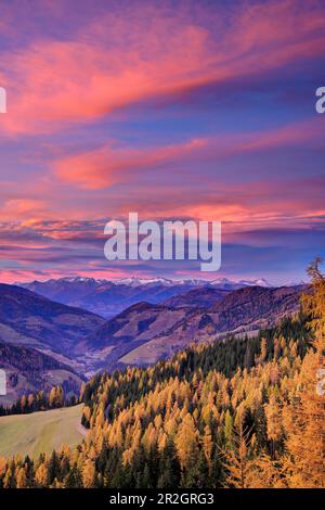 Nuvole con nuvole di colore rosso sulle Alpi della Zillertal, da Gadertal, Dolomiti, Dolomiti, Patrimonio dell'Umanità dell'UNESCO, Alto Adige, Italia Foto Stock