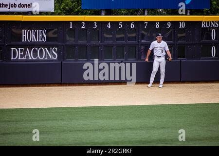 18 maggio 2023: Wake Forest outfielder Will Ray (2) si rilassa prima della partita di baseball ACC contro la Virginia Tech al David F. Couch Ballpark di Winston-Salem, NC. (Adeal) Foto Stock