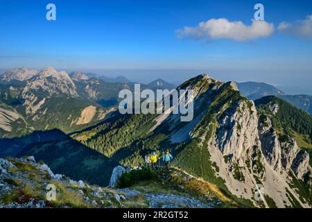 L'uomo e la donna si arrampicano a Veliki vrh, Veliki vrh, Hochturm, Karawanken, Slovenia, Carinzia, Austria Foto Stock