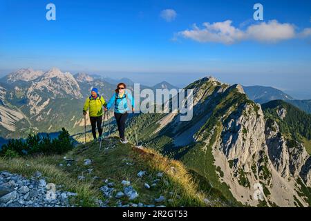 L'uomo e la donna si arrampicano a Veliki vrh, Veliki vrh, Hochturm, Karawanken, Slovenia, Carinzia, Austria Foto Stock