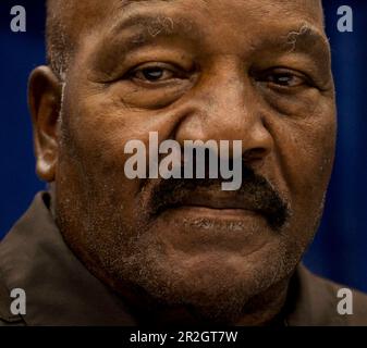 Cleveland, Ohio, Stati Uniti. 2nd ago, 2014. La NFL Hall of Famer JIM BROWN firma autografi durante la National Sports Collectors Convention del 35th presso l'i-X Center. La manifestazione di cinque giorni, la più grande del suo genere nel paese, dovrebbe attirare più di 40.000 partecipanti. Tra le offerte sono in persona autografi di oltre 100 celebrità sportive, nonché carte sportive, giocattoli, maglie usate dal gioco e una cornucopia di altri cimeli collezionabili.(Credit Image: © Brian Cahn/ZUMA Press Wire) SOLO USO EDITORIALE! Non per USO commerciale! Foto Stock