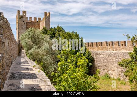 La svolta difensiva meridionale della fortezza del castello di Obidos, completamente circondata da una cinta muraria percorribile a piedi, il Portogallo Foto Stock