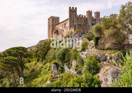 Lo storico castello di Obidos, patrimonio dell'umanità dell'UNESCO, con un muro della città percorribile a piedi, Portogallo Foto Stock